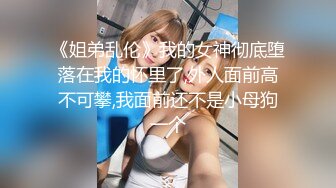 韵味气质轻熟女美少妇，居家一个自慰，特写白虎穴，道具自慰多种道具插穴