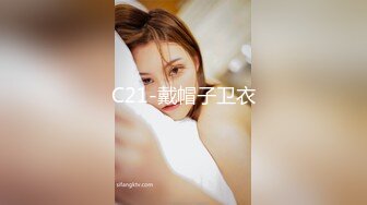 被大哥草服的小女人，全程露脸舔弄大鸡巴样子好骚，被大哥无套爆草，各种体位蹂躏抽插，射在肚子上真的刺