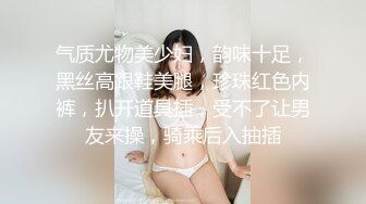  爆乳美娇娘户外勾引散步路人 差点翻车来了很多游客换地继续干