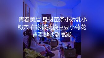   客厅犯错了，跪在地上受惩罚的美女。男：贱不贱，贱不贱！  女：嗯嗯