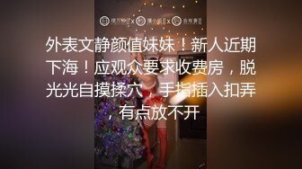 一群男人将大量浓稠的白色精液倾倒在她渴望的脸上。