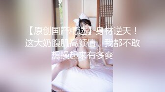 两个纹身骚女互相舌吻，吃对方口水吃到饱，舌尖伸进屁眼里面舔