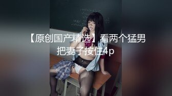 白裙T裤美女专心玩手机勒紧逼缝里