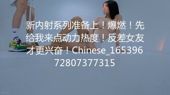 风韵犹存的熟女阿姨，来做胸透，被帅哥医生偷拍下，没想到奶头还这么 粉嫩！