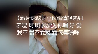 提前躲在学校女澡堂隔间里面偷拍前来洗澡的女学生,心提到嗓子眼了生怕她们推我的门