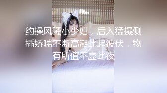 中性打扮短发眼镜美女，没穿内裤玻璃黄瓜爆插小穴，掰开紧致嫩穴捅入，没搞几下流出白浆，插得娇喘低吟很是诱人