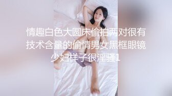 逼都让你抠烂了，用嘴伺候半天小哥换来小哥无情抠逼，好几根香蕉一起塞逼里特写掰开看子宫，吸烟吐逼里冒烟