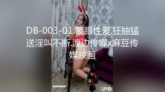 晚上无聊城中村出租屋趴窗口偷窥到两个身材不错的妹子洗澡特别是这眼镜妹身材太惹火了