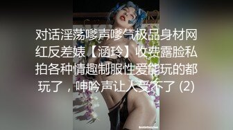 YC商场抄底两个吃零食白裙小美女 纯棉内裤前面有湿痕竟然无毛