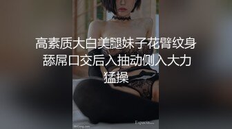 小女友边看电视边吃鸡