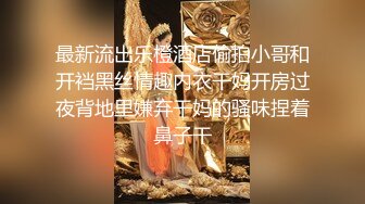 【卅卅寻花】大神示范如何撩骚，美人妻半推半就，露出奶子随便摸，对着撸才有感觉，精彩