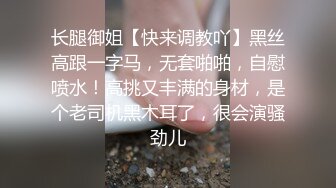 写字楼女厕瑜伽服蓝内裤韵味阔太,两片泛红的宽肥穴肉玩起来特爽