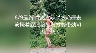 长着一张瓷娃娃极品的美女 制服装皮短裤时尚装扮漂亮