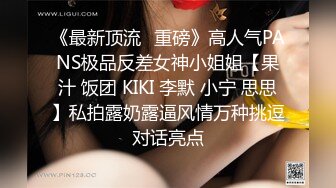 欧美妞超级卖力给大屌男友露脸口交深喉然后自己在椅子上自慰白虎穴