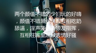 小情侣在网吧包房里面看看电影女友蹲下给口活，不仅颜值高，技术很熟练