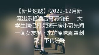 3P前后夹击，边舔屌边被后入，这妹妹有点骚呀