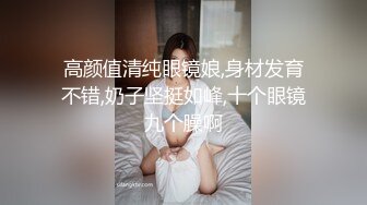   两男一女酒店开房！一个操逼哥们旁边观战！马尾辫小骚货，抓屌吸吮，多毛一线天肥逼，怼入爆操好紧