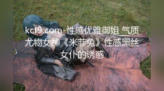 牛仔短裤大奶妹，掰穴手指扣逼特写口交，翘起屁股后入大屁股猛烈撞击