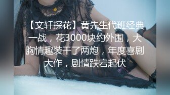 花裙小少妇和家人一起逛公园，这么短的裙子也不打底很有良心薄丝性感蕾丝透明粉N包裹肥臀