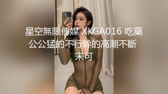 JK制服小学妹表面看起来很乖巧可爱，裙底却是开裆黑丝袜来见主人，只为了爸爸能随时插入！