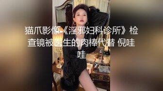 网红脸大奶小骚货被炮友狂操，吊带黑丝抬起腿站立侧入，操的奶子直晃动